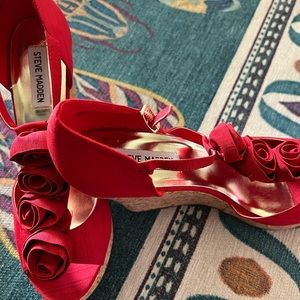 Steve Madden “P-VEN” peep toe wedge Red Fabric